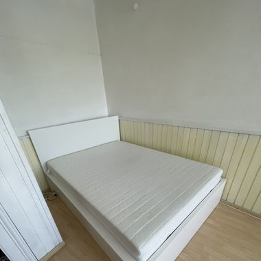 Bett neuwertig mit Matratze 