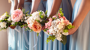 Photo des demoiselles d'honneur tenant des bouquets de fleurs.