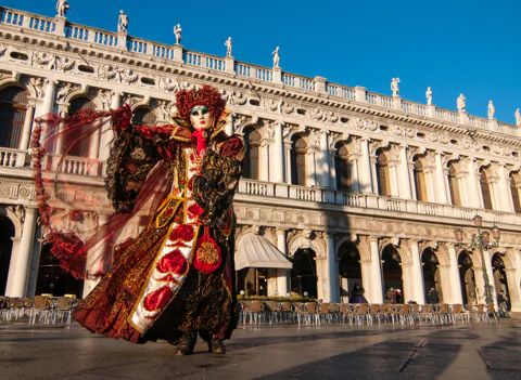 2.5 hour Historical Venice Walking Tour with a Gondola Ride 