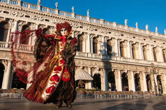 2.5 hour Historical Venice Walking Tour with a Gondola Ride 