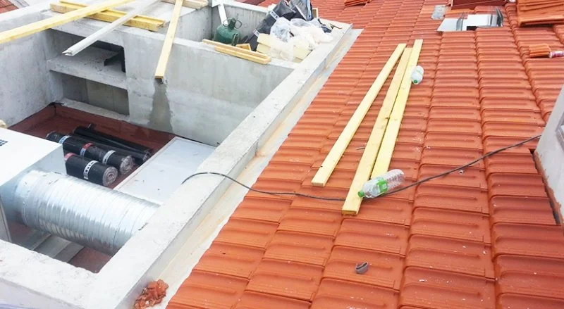 Pose de tuiles de Marseille sur une résidence neuve à Antibes — photo 9 sur 18 — CEG TOITURE