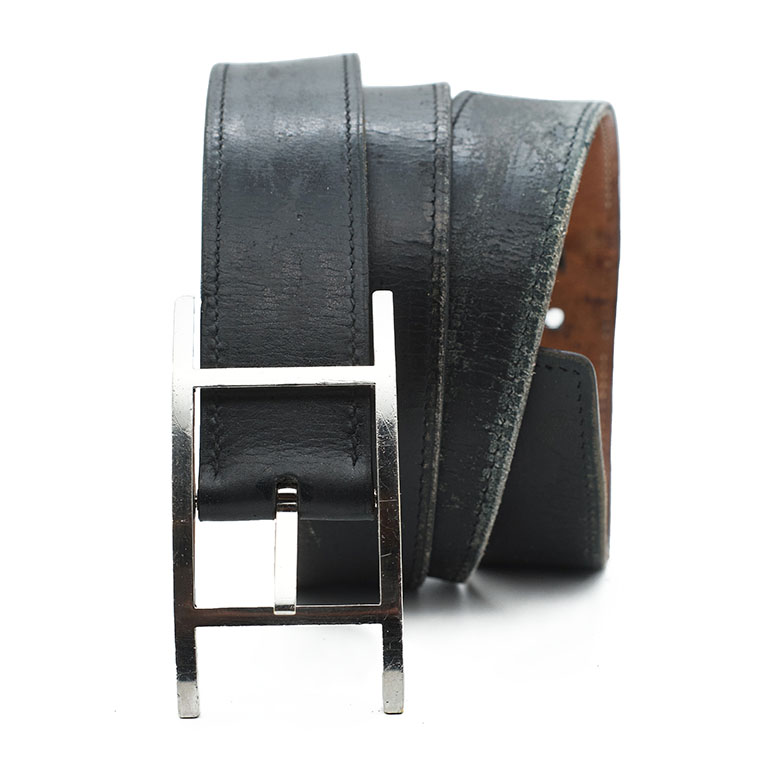 Un artisan pour la réparation des ceinture Hermès