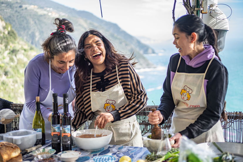 Cooking classes Riomaggiore: Pesto express cooking class with sea view in 5 Terre
