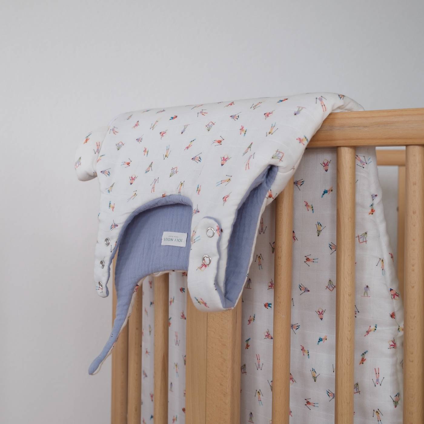 Ring Sling porte-bébé élégant de la marque suisse Joli Nous, un accessoire premium pour bébé, alliant design raffiné et qualité exceptionnelle
