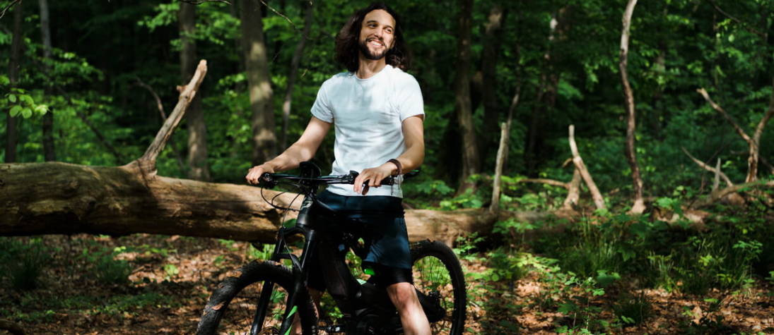 Fietser die een elektrische Mountainbike  refurbished  heeft gekocht voor zijn sportieve tochten.