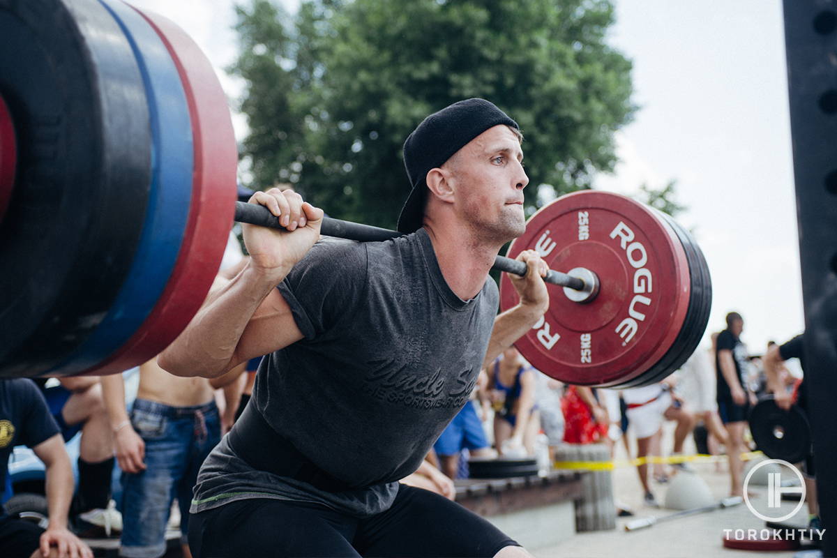 WBCM athlet is performing squats WF WBCM athlet is performing squats WF