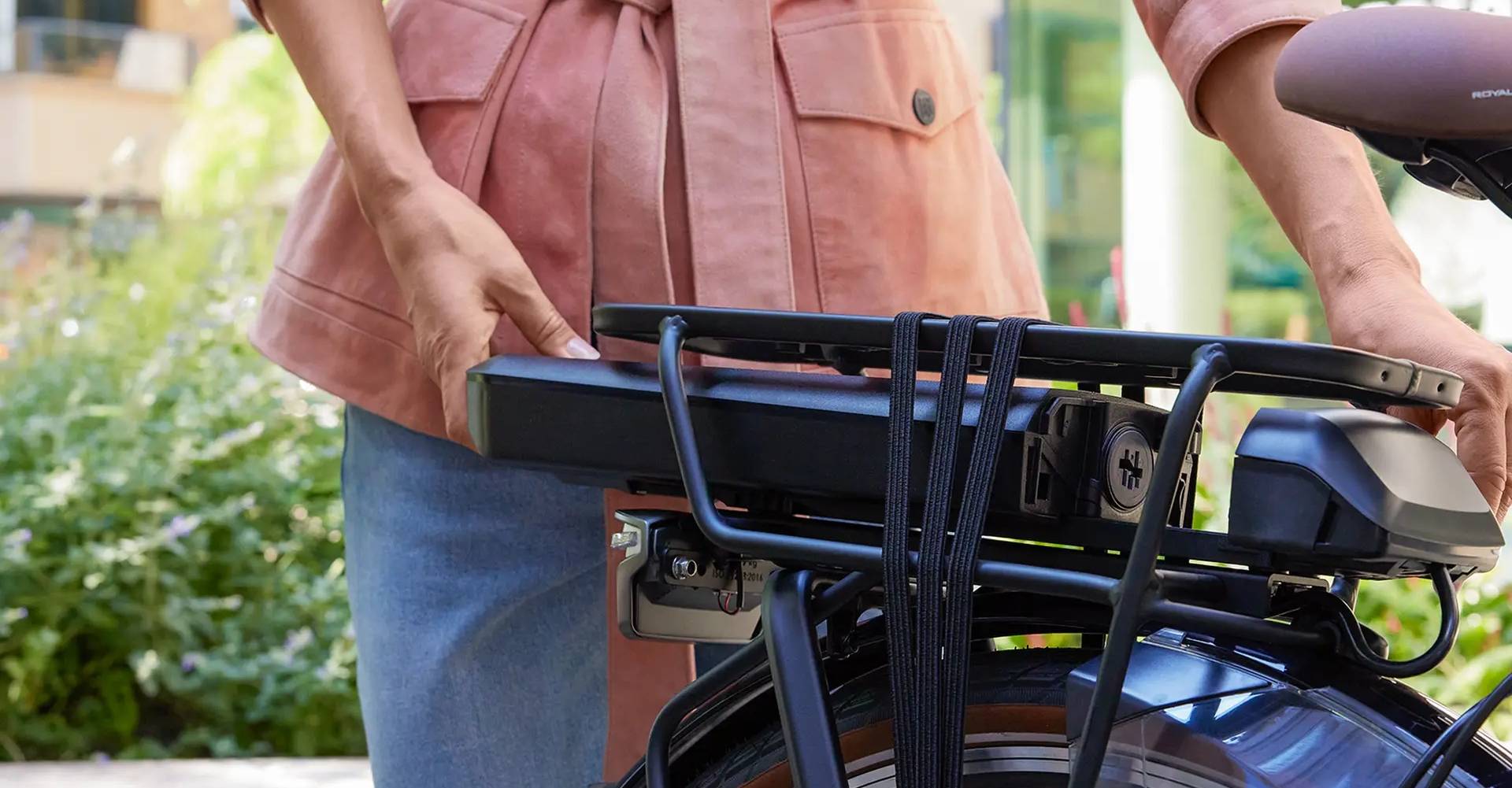 Batterie de vélo électrique retirée de son support sur le porte-bagages