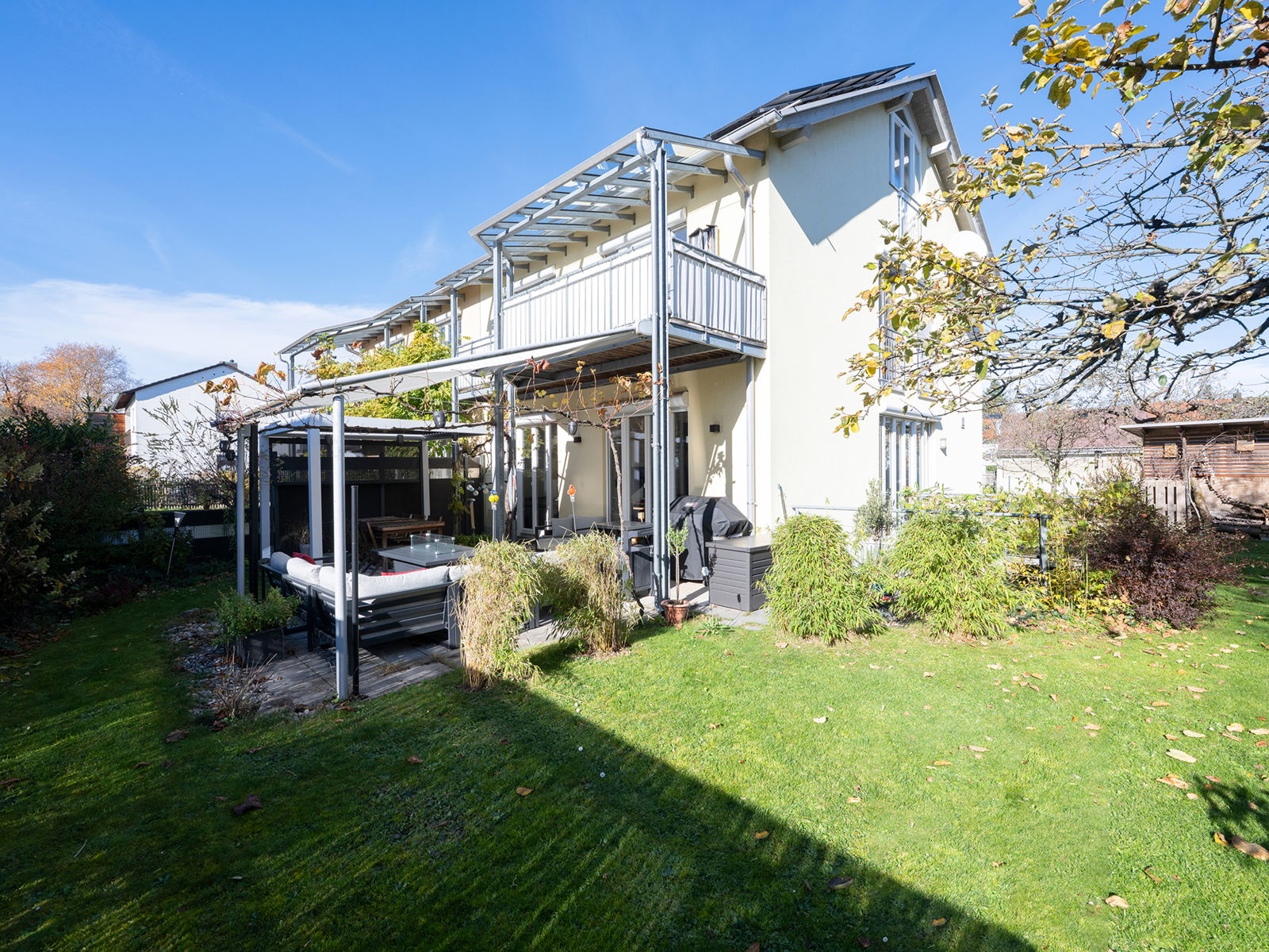 Familienfreundlich und flexibel: Moderne Doppelhaushälfte mit gepflegtem Garten