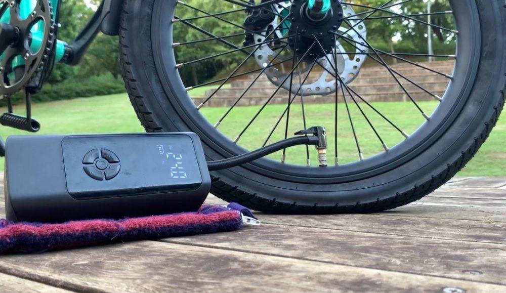 自転車のタイヤにつないだ電動空気れ入れ