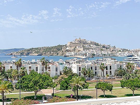  Ibiza
- En Marina Botafoch, los viajeros y los interesados en comprar pueden ver algunos de los yates más grandes del mundo