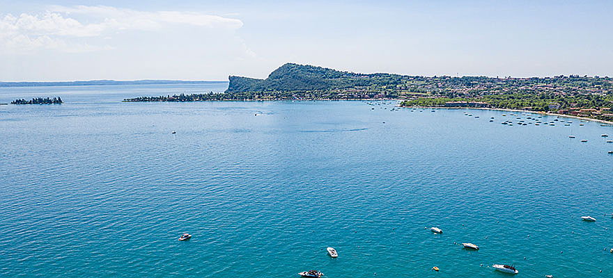  Desenzano del Garda
- In Valtènesi aan het Gardameer vindt u eersteklas grondstukken, villa's, huizen of appartementen bij de deskundige makelaars van Engel & Völkers