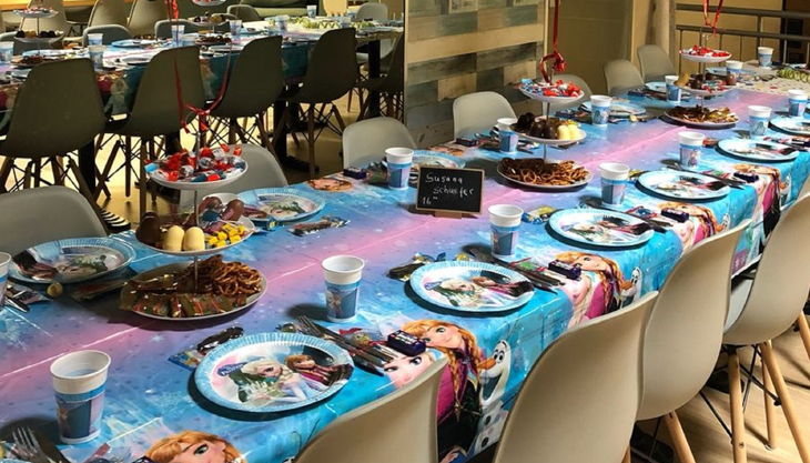 ritterland dekorierter geburtstagstisch