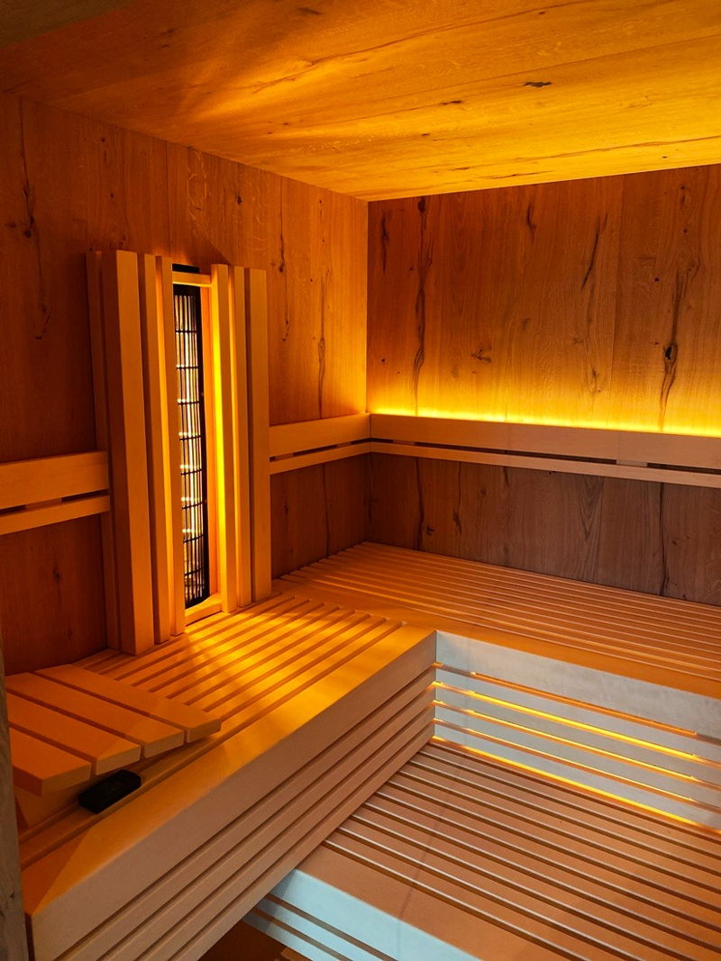 Saunamanufaktur Bechteler Sulzberg Sauna innen beleuchtet Licht Infrarotstrahler Infrarotlicht