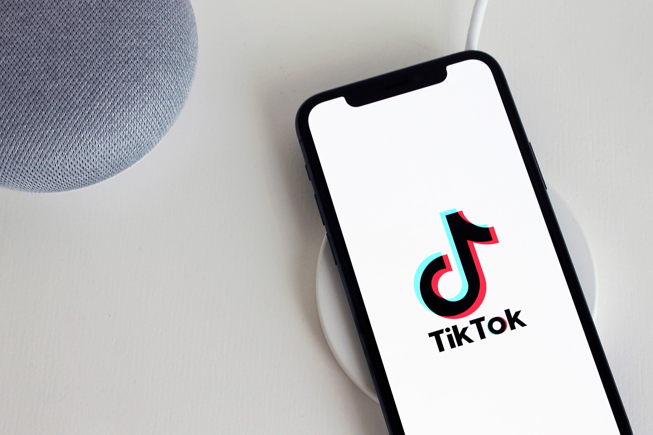 TickTok (ex Musical.ly) è la piattaforma di videosharing del momento, con oltre 200 milioni di utilizzatori nel mondo e circa 12 milioni di video pubblicati al giorno. Condividi i tuoi filmati a ritmo di lip sync sulla base dei brani più popolari, con tanto di coreografie a tema. Una volta terminata la registrazione con le mosse più disparate e i vari effetti disponibili, potrai  utilizzare i nostri servizi di promozione per diventare sempre più popolare. Diventa anche tu una star di TikTok, compra il numero di follower, fan e likes che desideri.