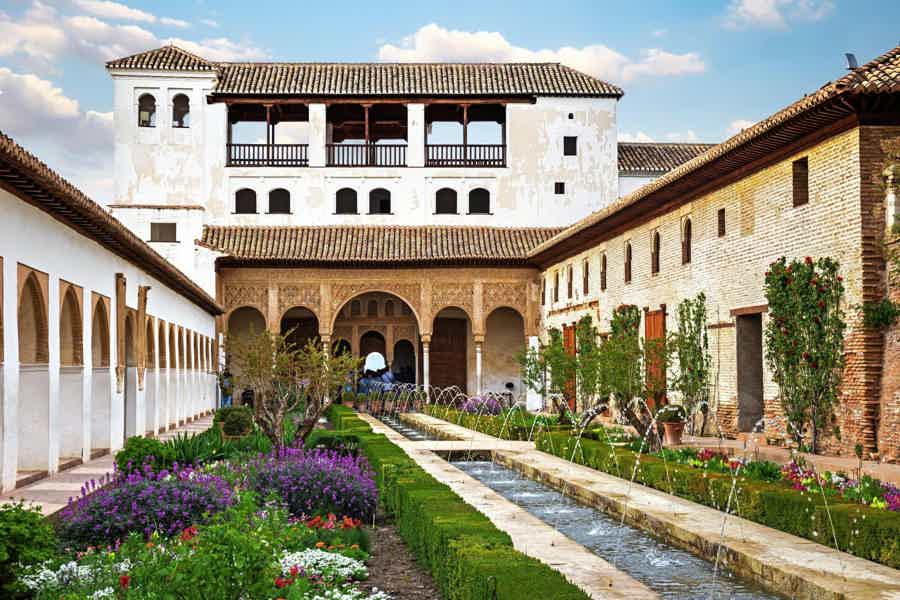 Granada: Alhambra and Nasrid Palaces Guided Tour - photo 4