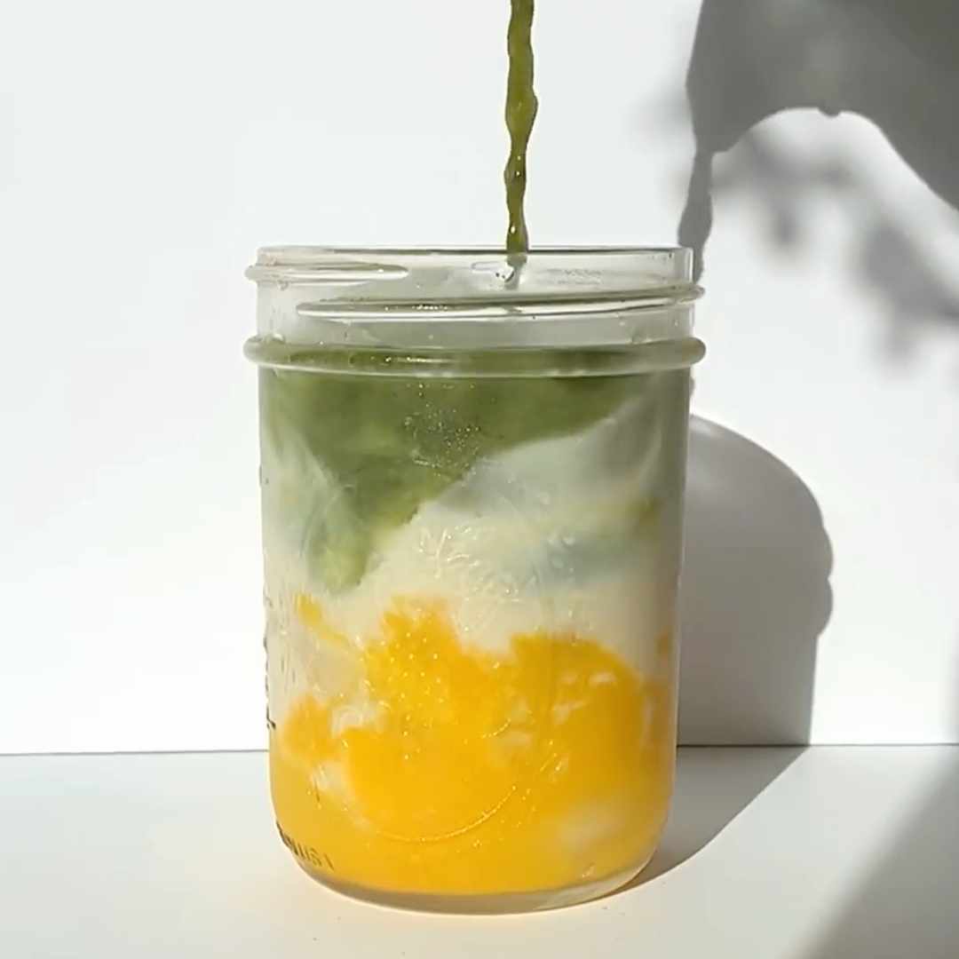 mango-matcha-collagen-iced-latte-recipe-healthy