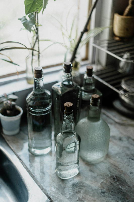 carafes d'eau fabriquées à partir de bouteilles de vin