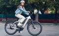 Gazelle Paris C7 elektrische stadsfiets met lage instap, afgebeeld in zijaanzicht op neutrale achtergrond, met Bosch middenmotor, gesloten kettingkast, verende voorvork en zadelpen, MIK-bagagedrager en spatborden – gericht op comfortabel dagelijks gebruik en woon-werkverkeer.
