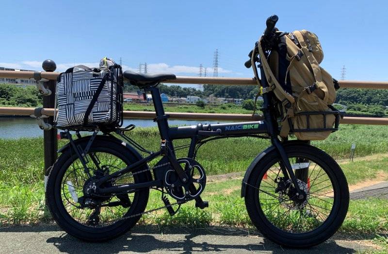 川沿いに止めた電動アシスト自転車
