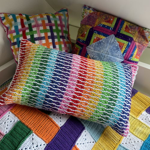 Crocheted rainbow cushion Tineke, Interlocking hooks.