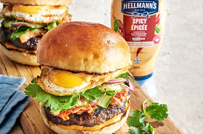 Burgers coréens épicés au kimchi, aux légumes marinés et aux œufs frits