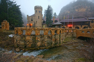Медовые водопады, гора Кольцо и замок Коварства и Любви