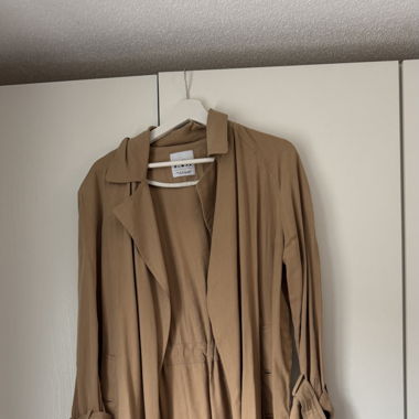 luftiger Trenchcoat von Zara