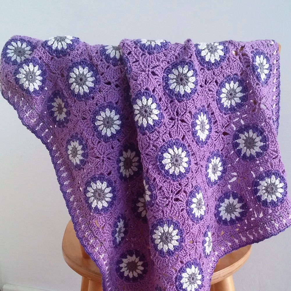 "Daisy garden" granny square baby deken