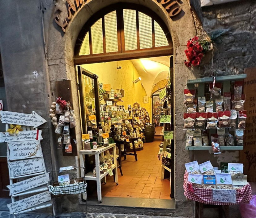 Food & Wine Tours Spoleto: Market visit and asparagus-scented cooking class
