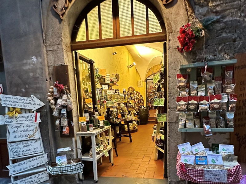 Food & Wine Tours Spoleto: Market visit and asparagus-scented cooking class