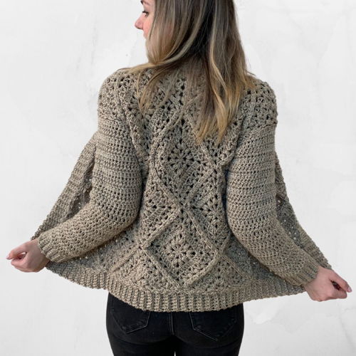 Quadratische Strickjacke mit Tulpenmuster