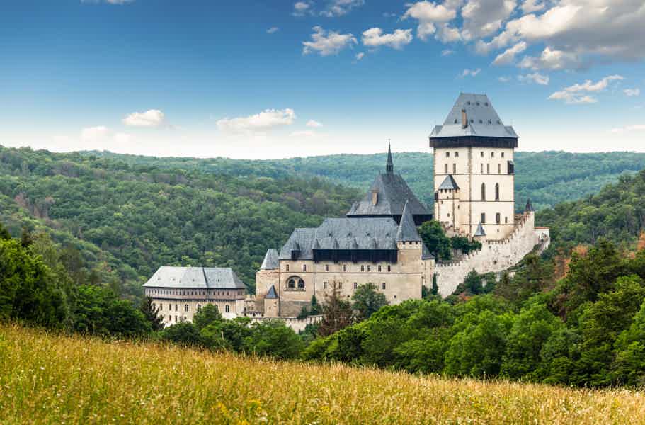 Fairytale Karlstejn Castle in Retro-Style Car - photo 1