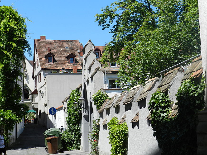  Konstanz
- Enges Gässchen in der Konstanzer Altstadt, die mittelalterliche Bauweisen zeigt und viele Grün in Form von Efeu und Bäumen.