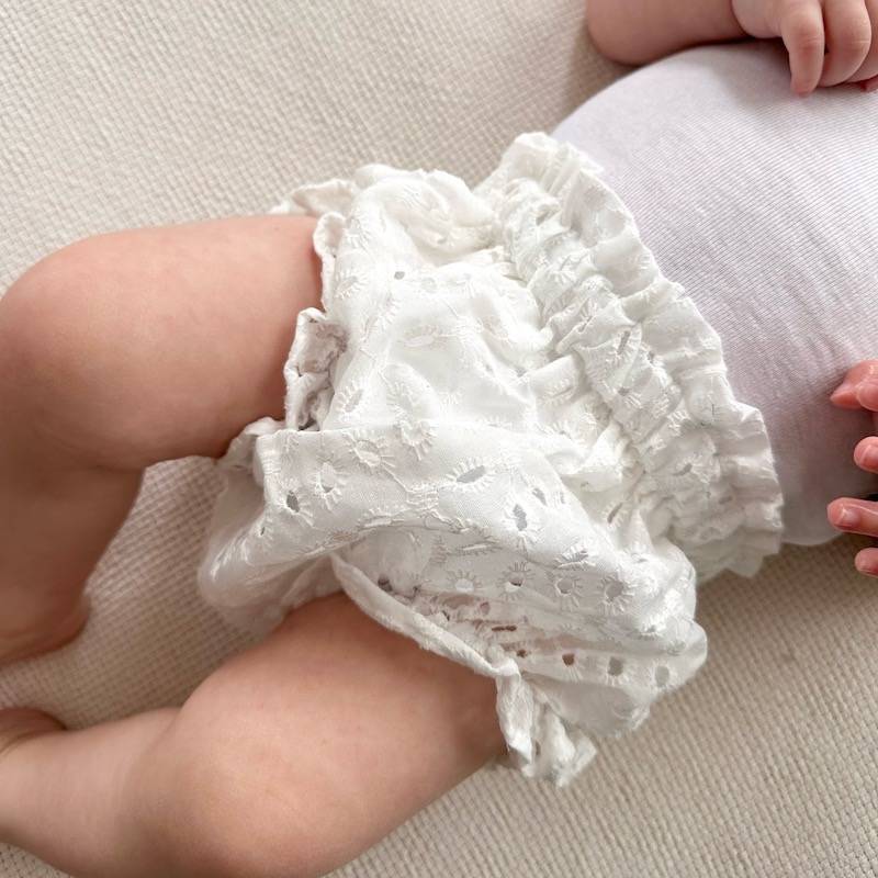 Bloomer blanc élégant chic pour bébé ou enfant, 100% coton doux certifié OEKO-TEX, idéal à porter en toute saison avec un t-shirt, un pull ou une robe, confectionné au Portugal