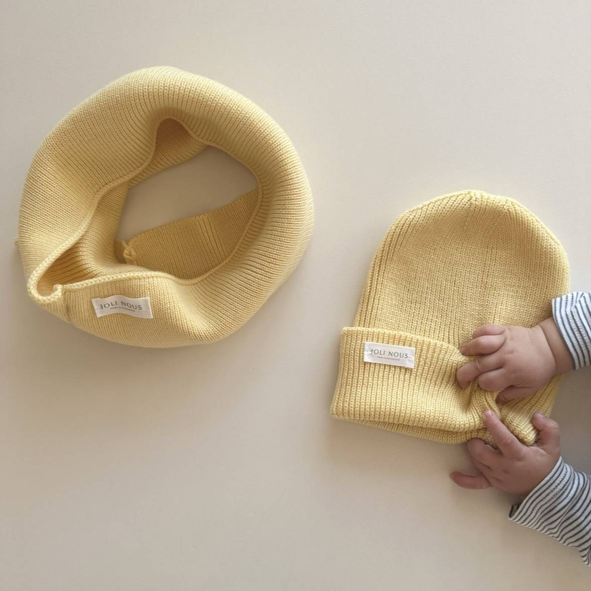 lange xl personnalisable broderie prénom bleu blanc ciel élégant de la marque suisse Joli Nous, un accessoire premium pour bébé, alliant design raffiné et qualité exceptionnelle