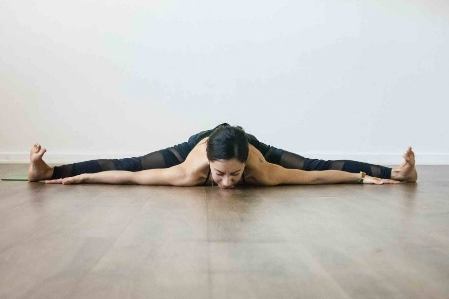 Female Full Straddle Split Female Full Straddle Split
