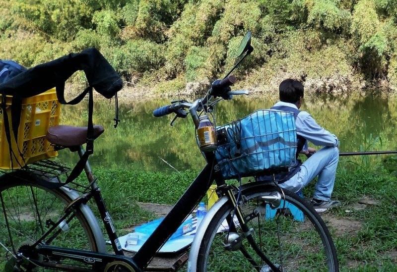 自転車で釣りに来た男性