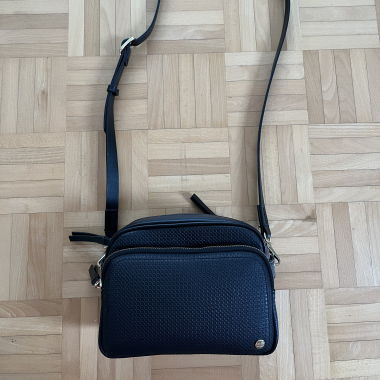 Black crossbody/shoulder bag