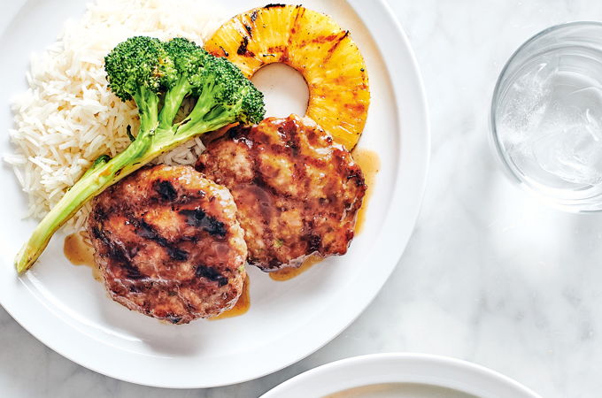 Galettes de porc au gingembre, ananas et brocoli grillés