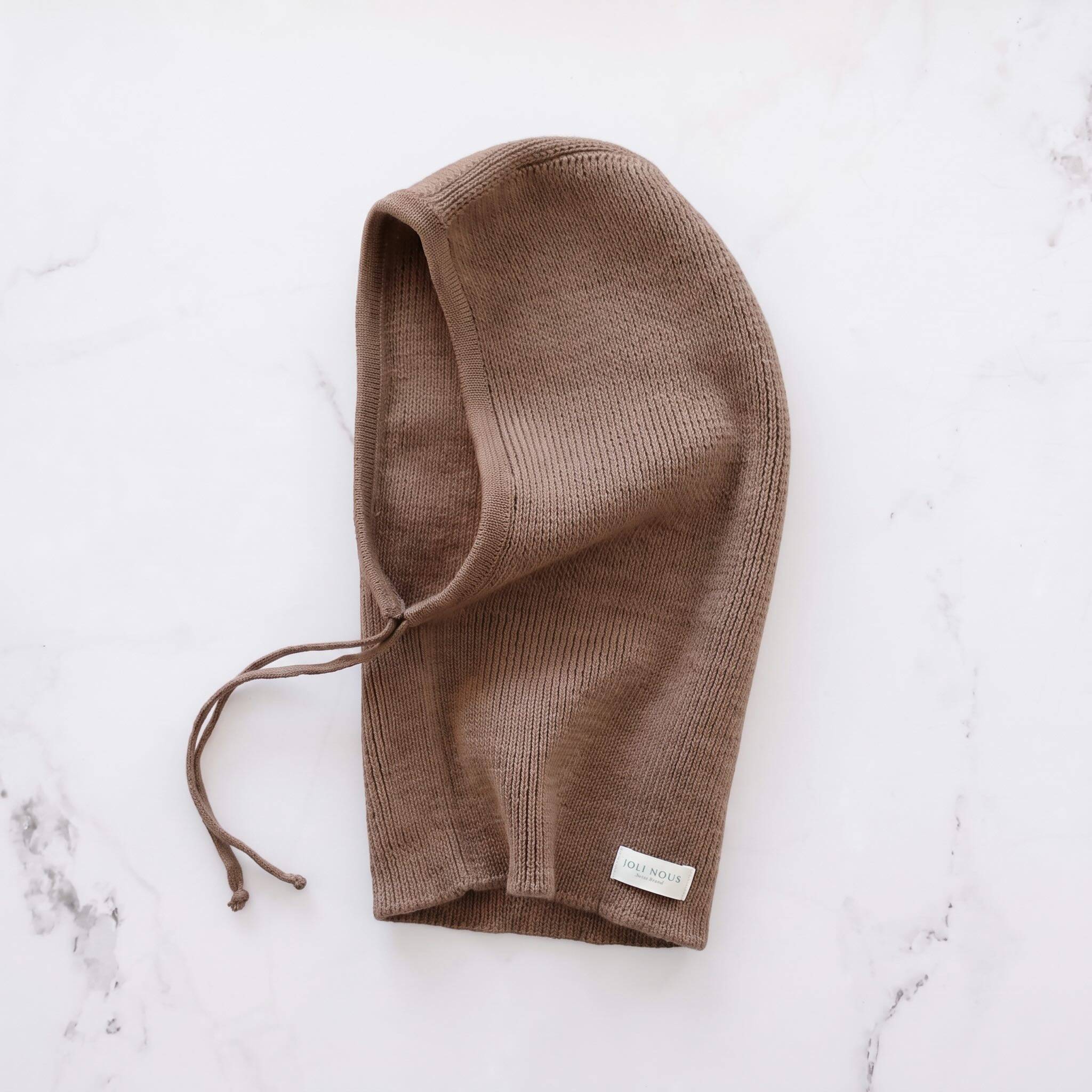 foulard pois bleu blanc élégant de la marque suisse Joli Nous, un accessoire premium pour bébé, alliant design raffiné et qualité exceptionnelle OEKO-TEX GOTS