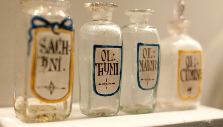 museum für kunst und kulrurgeschichte öl flaschen