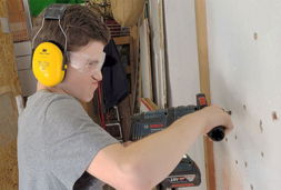 teens at work junge akkubohrer