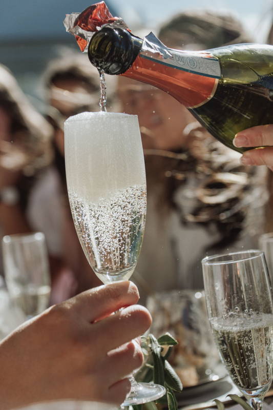 flûte de champagne tenue par la tige