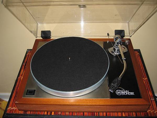 Linn LP12 with Valhalla power supply 