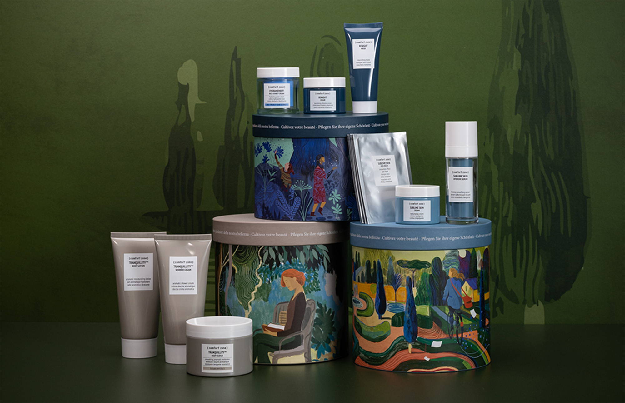 Mehrere festliche Geschenkboxen mit luxuriöser Hautpflege, perfekt für Weihnachten oder besondere Anlässe