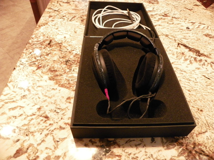 SENNHEISER HD600 HEADPHONES WITH SIGNAL CABLE CO. CUSTOM SILVER REFERENCE CABLE