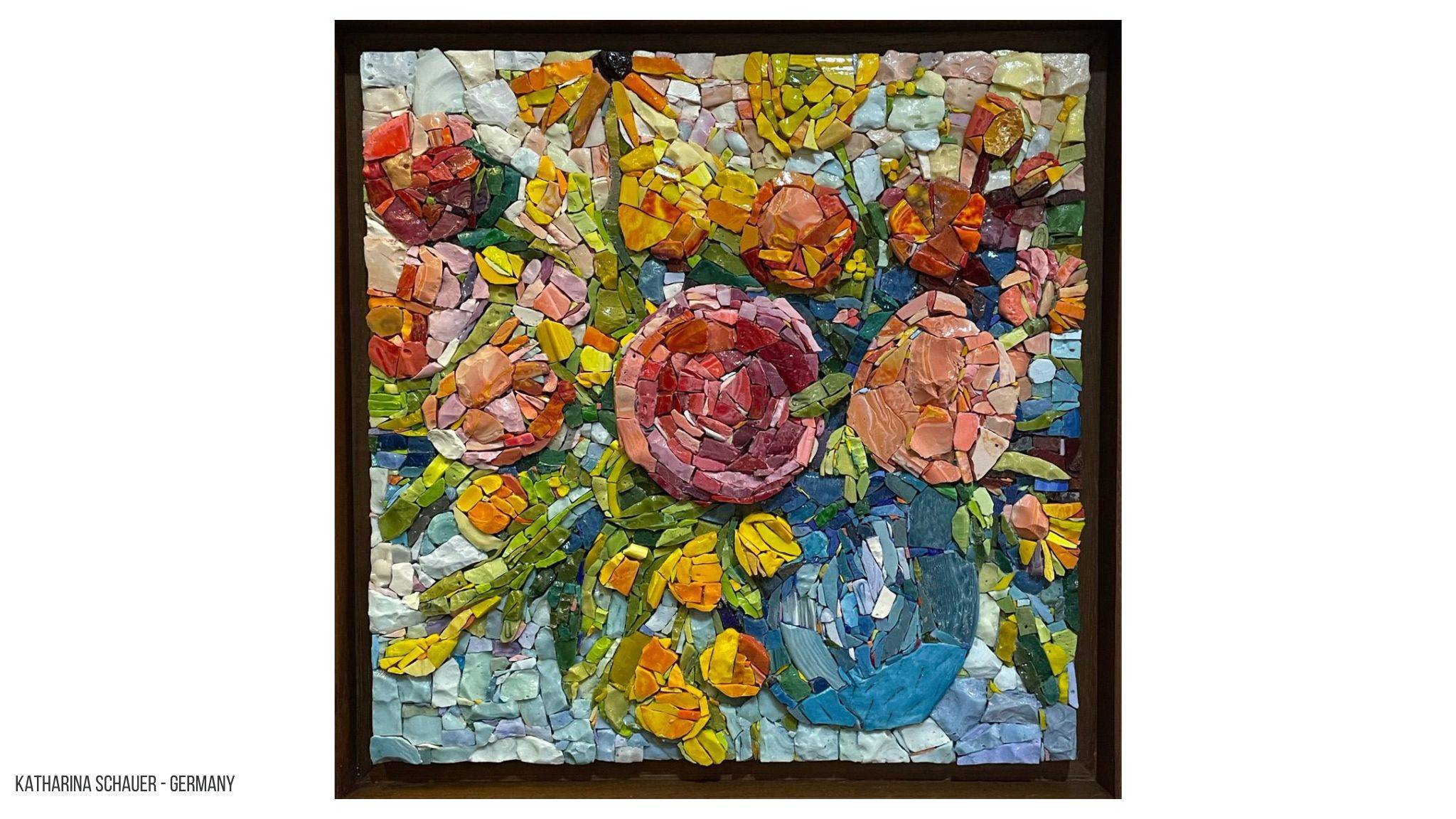 Mozaiek stilleven van een boeket bloemen in een vaas. Gebruikte materiaal is Smalti.