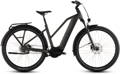 Gazelle Paris C7 elektrische stadsfiets met lage instap, afgebeeld in zijaanzicht op neutrale achtergrond, met Bosch middenmotor, gesloten kettingkast, verende voorvork en zadelpen, MIK-bagagedrager en spatborden – gericht op comfortabel dagelijks gebruik en woon-werkverkeer.