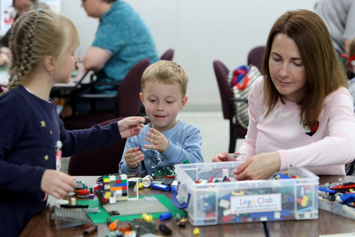 kids plays lego together