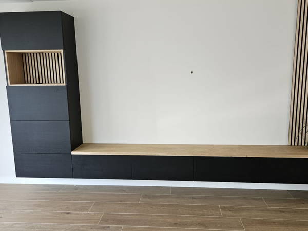 TV-meubel met hoge zijkast op maat, klantproject Houtenmeubelshop